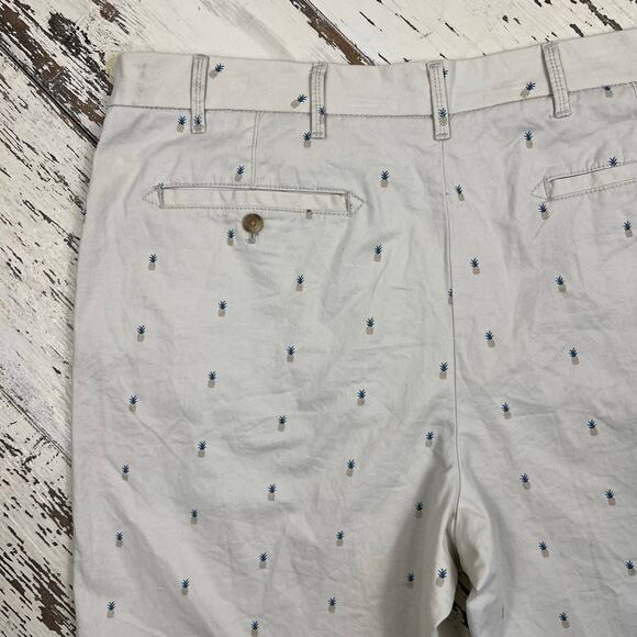 Izod Saltwater stretch shorts men 40 flat front
inseam 9 1/2” cream w/pineapples - Picture 6 of 8